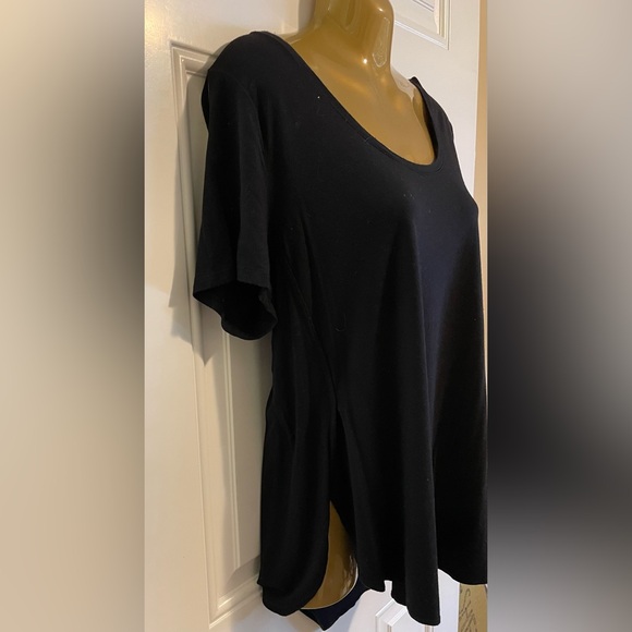 Old Navy Tops - Old Navy Black Short Sleeve Tee women’s size Large, drop tail